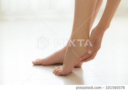 觸摸腳的女人 觸摸腳的女人 101560376