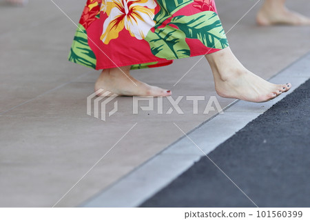Female feet dancing hula 101560399