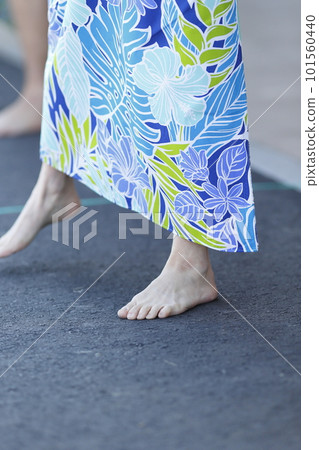 Female feet dancing hula 101560440