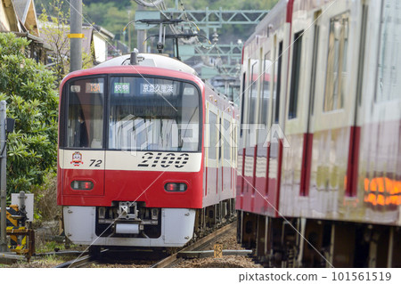 京急急行【京急2100型】開往京急久里浜方向的通勤列車 京急急行【京急2100型】開往京急久里浜方向的通勤列車 101561519
