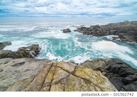 “岩手縣”擁有巨大岩石和海岸線的武士海灘景觀 “岩手縣”擁有巨大岩石和海岸線的武士海灘景觀 101562742