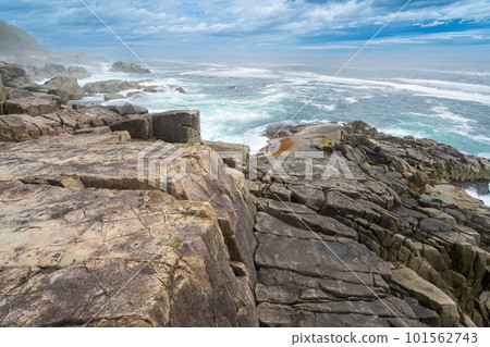 “岩手縣”擁有巨大岩石和海岸線的武士海灘景觀 101562743