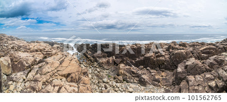 “岩手縣”擁有巨大岩石和海岸線的武士海灘景觀 “岩手縣”擁有巨大岩石和海岸線的武士海灘景觀 101562765