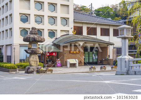 Kinosaki Onsen's Jizo-yu exterior in the early morning Kinosaki Onsen's Jizo-yu exterior in the early morning 101563028
