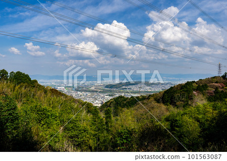 A view of the confluence of the three rivers to the Yodo River from the Shimamoto Observatory in Wakayama, Osaka Prefecture 101563087