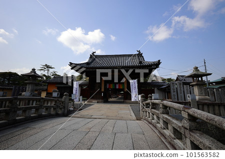 Niomon Gate of Zentsuji Temple 101563582