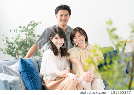 男人和女人在客廳裡聊天 101565377