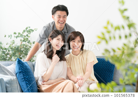 男人和女人在客廳裡聊天 101565378