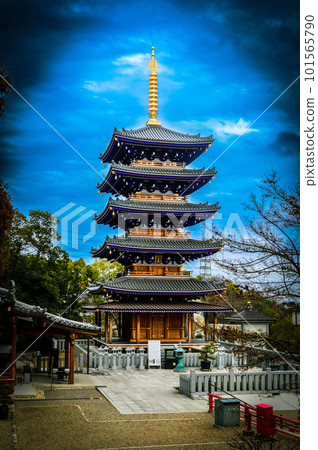 中山寺五層寶塔和藍天黃昏，1 月 23 日，日本 101565790