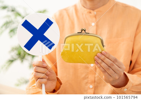 拿著錢包的資深婦女的手 拿著錢包的資深婦女的手 101565794