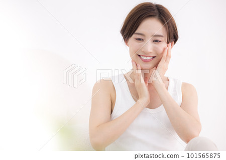 美女圖片 穿背心的女人的肖像 美女圖片 穿背心的女人的肖像 101565875