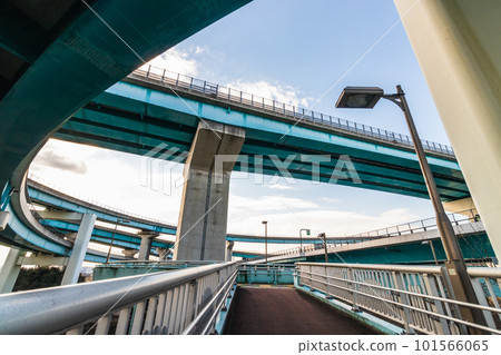 Intersection pedestrian bridge with junction Intersection pedestrian bridge with junction 101566065