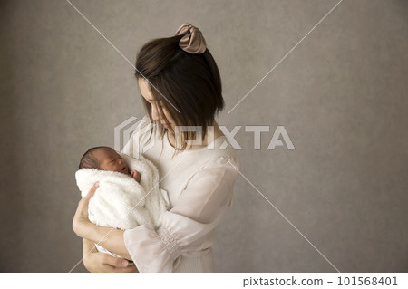 Newborn photo shoot Mother holding a baby 101568401