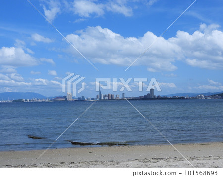 Scenery of Momochi area seen from the beach 101568693