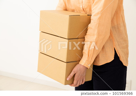 Senior woman carrying cardboard luggage Senior woman carrying cardboard luggage 101569366