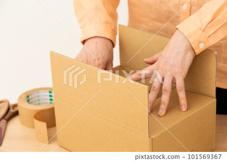 做紙板的資深婦女 101569367