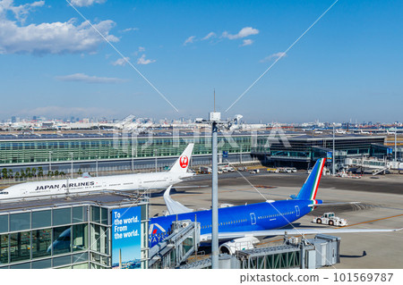 [Urban landscape of Tokyo] Haneda Airport Terminal 3 (runway direction) 101569787