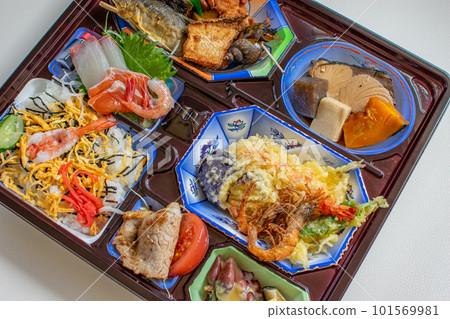 Luxurious catered lunch 101569981