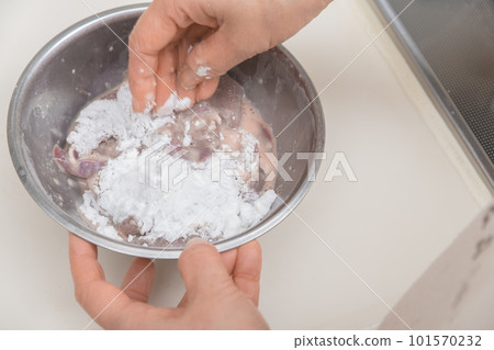 [準備好後將片栗子和色拉油與豬肝混合] 101570232
