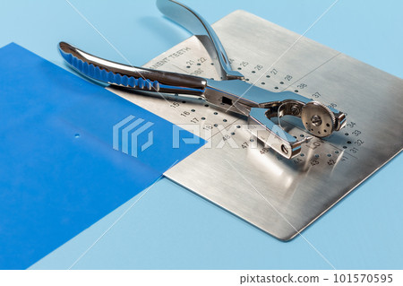 Dental hole punch, the rubber dam and the metal plate Dental hole punch, the rubber dam and the metal plate 101570595