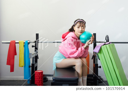 Fashion portrait of young woman in colorful fitness wear Fashion portrait of young woman in colorful fitness wear 101570914