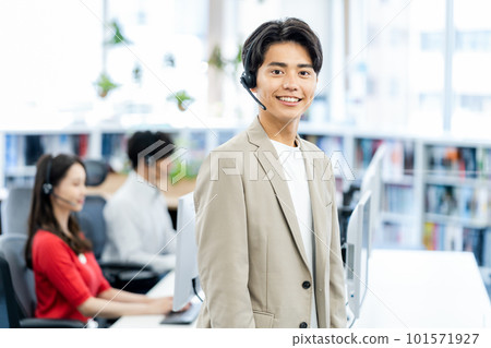 在辦公室工作的操作員 101571927
