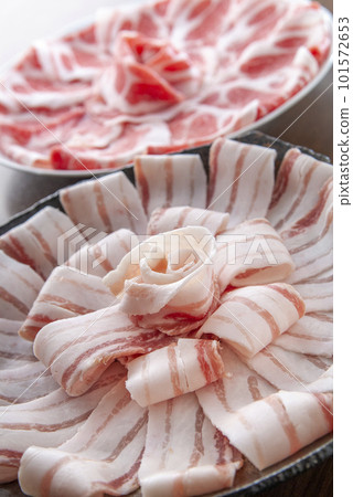 涮肉整齊地擺在盤子裡 涮肉整齊地擺在盤子裡 101572653