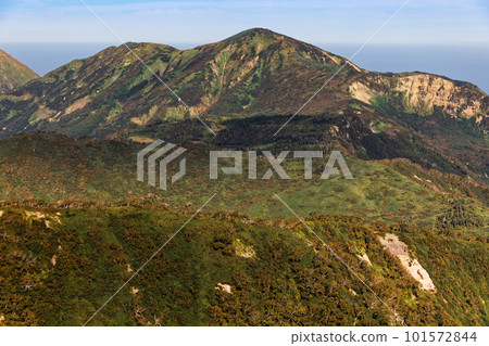 從妙高山看到初秋的樋內山 101572844