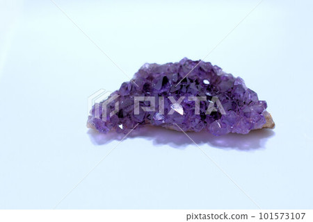 白底紫水晶紫晶簇 白底紫水晶紫晶簇 101573107