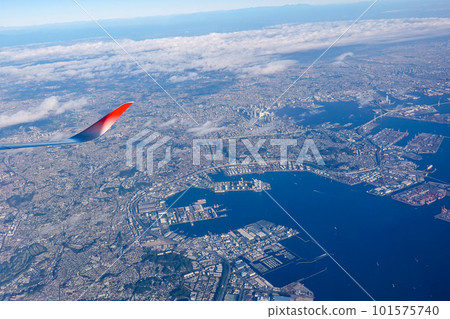 從橫濱灣濱碼頭上方鳥瞰橫濱港，天空晴朗 101575740
