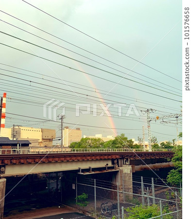 鐵軌、電線、天空和彩虹 鐵軌、電線、天空和彩虹 101576658