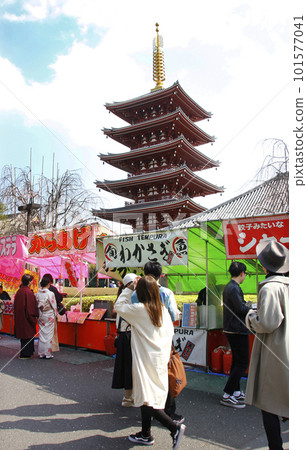 The five-storied pagoda is across from the street stalls at Senso-ji Temple. Deep-fried chicken, sharpie, smelt, yakisoba 101577041