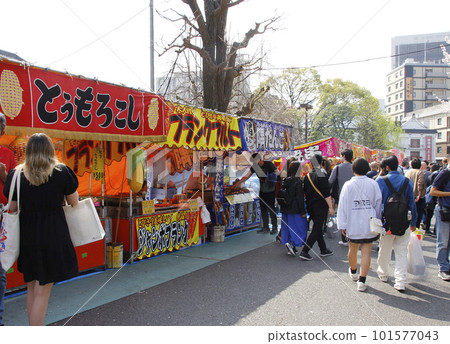 Ennichi is not only for Japanese people, but for foreigners as well, eating delicious food and feeling happy. Shitamachi traditions are popular 101577043