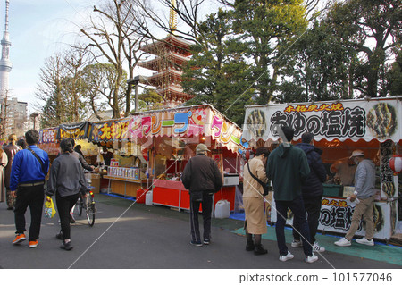 After visiting Senso-ji Temple, take a leisurely look at the stalls on the fair, and share various foods while walking around. 101577046