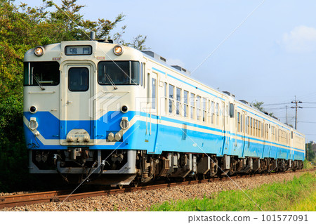 JR Shikoku Kiha 40 series diesel train 101577091
