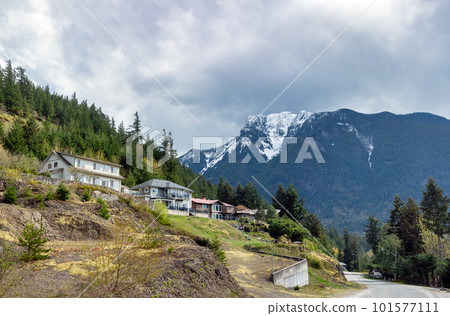 A perfect neighbourhood. Residential street and mountain view A perfect neighbourhood. Residential street and mountain view 101577111