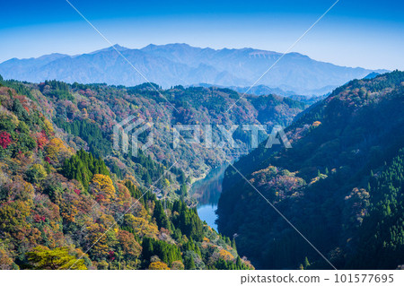 Panoramic view of Soyokyo Gorge (Nagasakibana Observation Deck) dyed in autumn foliage (Nagasaki, Yamato Town, Kumamoto Prefecture) 101577695