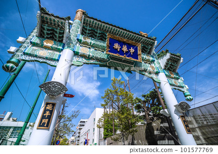 日本四月的橫濱市景。藍天橫濱唐人街和恩平門的景色 日本四月的橫濱市景。藍天橫濱唐人街和恩平門的景色 101577769