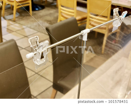 安裝在餐廳座位上的透明亞克力隔板 101578431