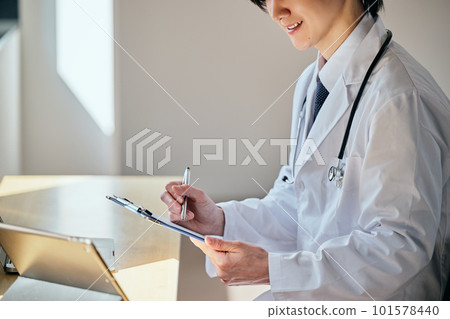 一個穿白大褂的年輕人在網上就醫 一個穿白大褂的年輕人在網上就醫 101578440