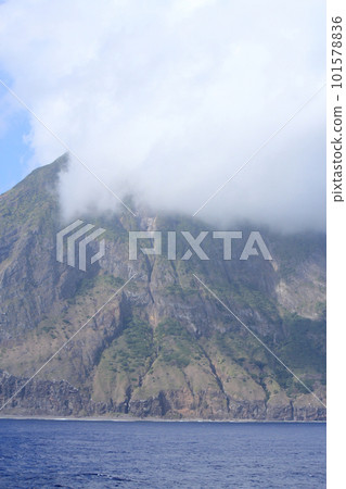 Kita Iwo Jima, the summit of which is covered with gas 101578836
