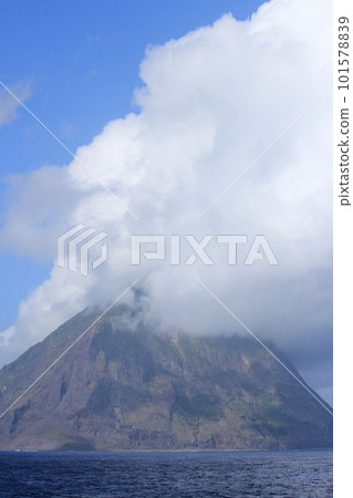 Kita Iwo Jima, the summit of which is covered with gas 101578839
