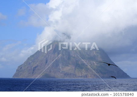 Kita Iwo Jima, the summit of which is covered with gas 101578840