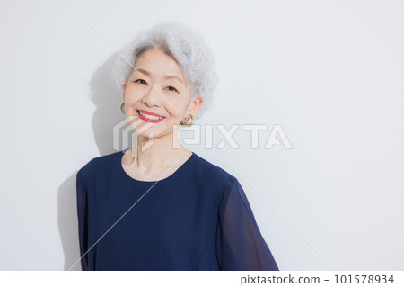 A woman with gray hair 101578934