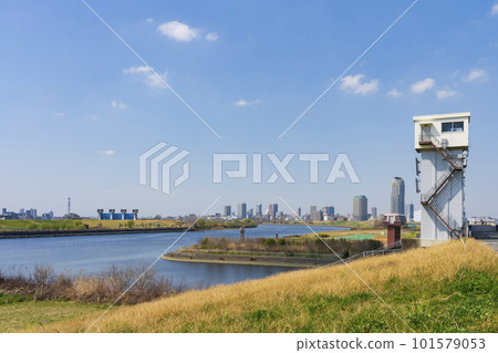 Arakawa embankment with blue sky and Shinshiba river water gate Arakawa embankment with blue sky and Shinshiba river water gate 101579053