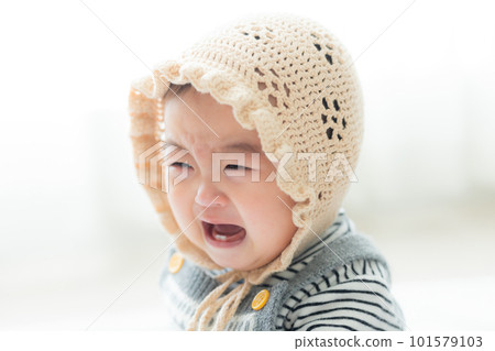 Baby crying 101579103