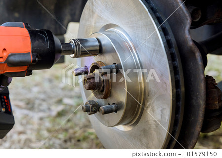 At mechanical repair service center, we replace brake discs on wheel hub assemblies At mechanical repair service center, we replace brake discs on wheel hub assemblies 101579150