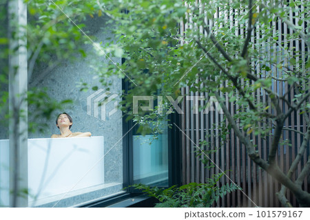 一個在浴缸裡放鬆的女人 101579167
