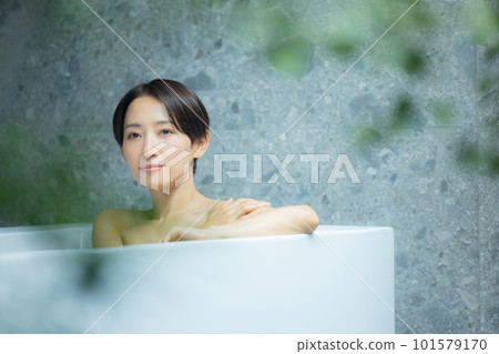 一個在浴缸裡放鬆的女人 一個在浴缸裡放鬆的女人 101579170