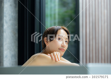 一個在浴缸裡放鬆的女人 一個在浴缸裡放鬆的女人 101579171